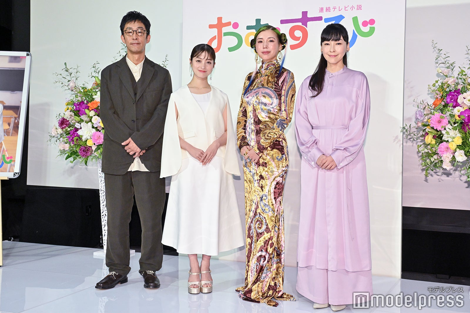 （左から）北村有起哉、橋本環奈、仲里依紗、麻生久美子（C）モデルプレス