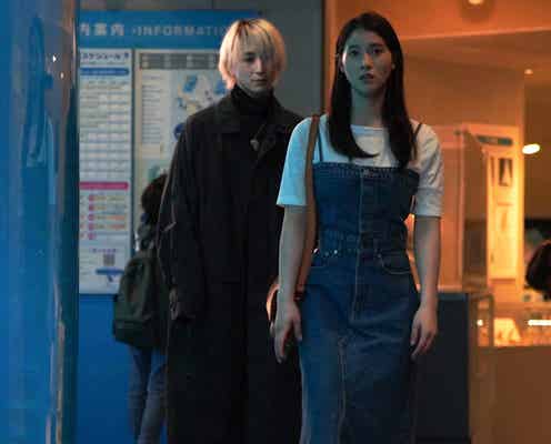 土屋太鳳&Snow Man佐久間大介、水族館での初デートシーン 場面写真初解禁で一挙10点公開