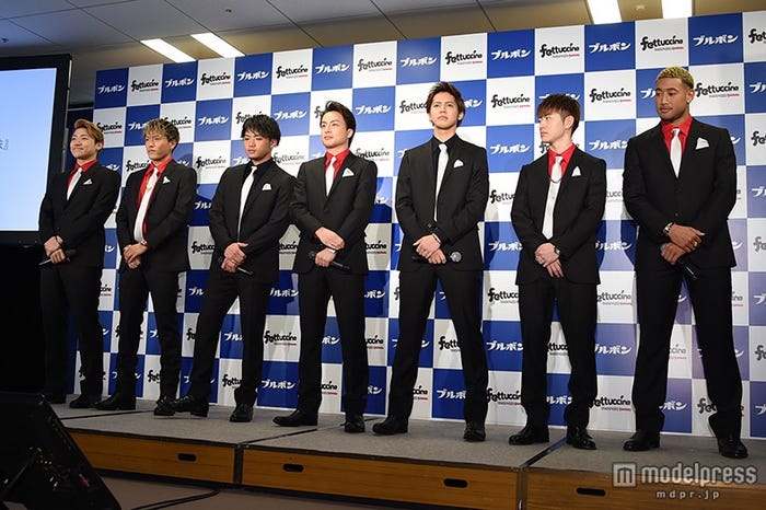 (左より)小森隼、中務裕太、数原龍友、白濱亜嵐、片寄涼太、佐野玲於、関口メンディー