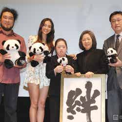 映画「51（ウーイー）世界で一番小さく生まれたパンダ」初日舞台挨拶に登壇した（左から）塩浜雅之監督、長谷川潤、金澤翔子、鄧偉さん