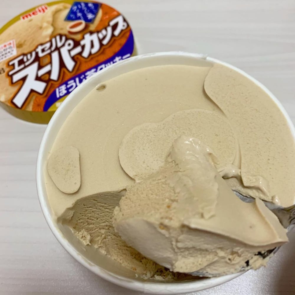 エッセルスーパーカップのほうじ茶クッキーをスプーンですくっている写真