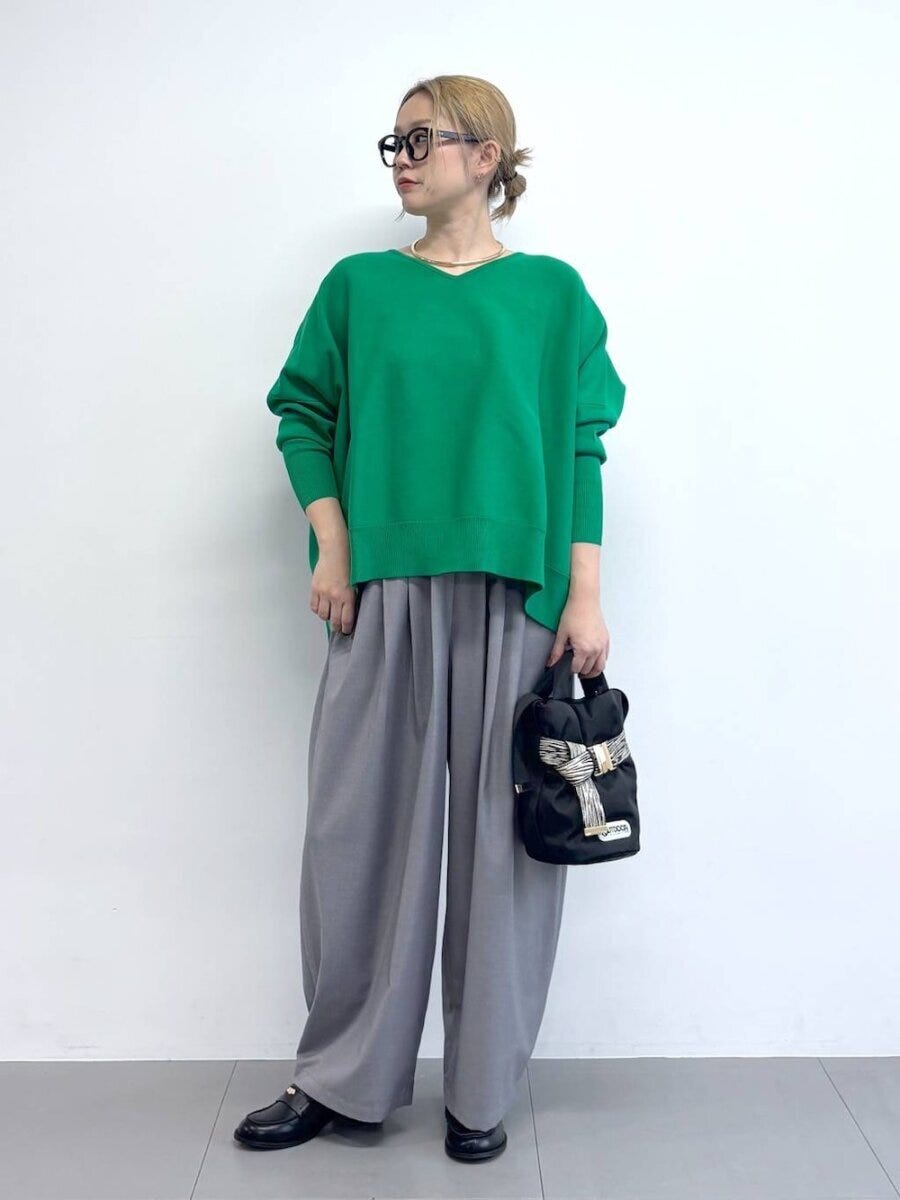 グリーンニットコーデ 2026春大人女性おすすめキレイ色グリーンニットコーデ