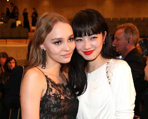 小松菜奈、ジョニデ娘リリー・ローズと女神の2ショット 「CHANEL」コレクションで実現