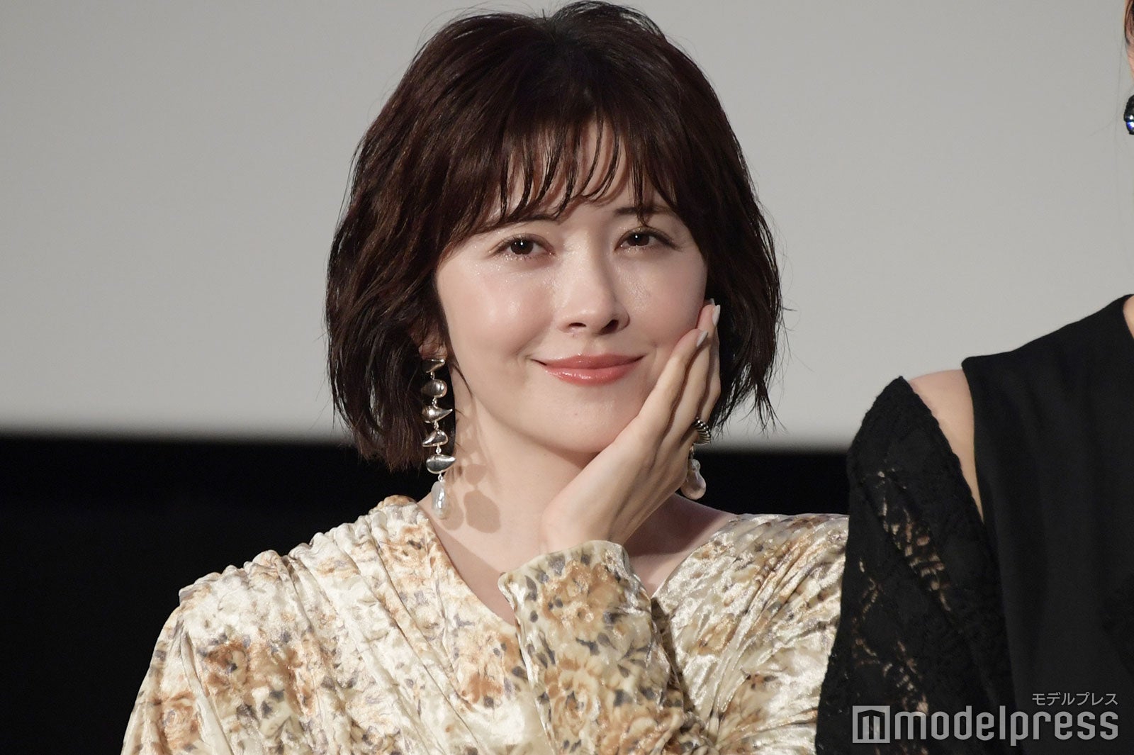 太宰ポーズをとる宮澤エマ（C）モデルプレス