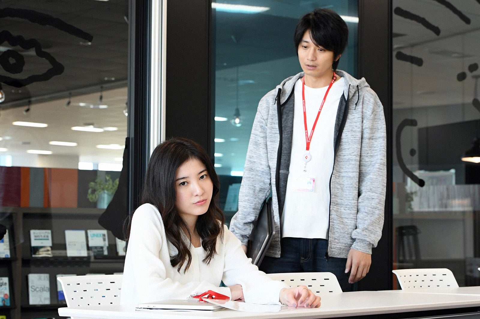 吉高由里子、向井理／「わたし、定時で帰ります。」第2話より（C）TBS