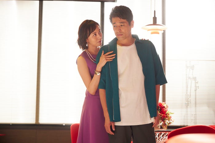 (左から)比嘉愛未、佐藤隆太/「純愛ディソナンス」第5話より(C)フジテレビ