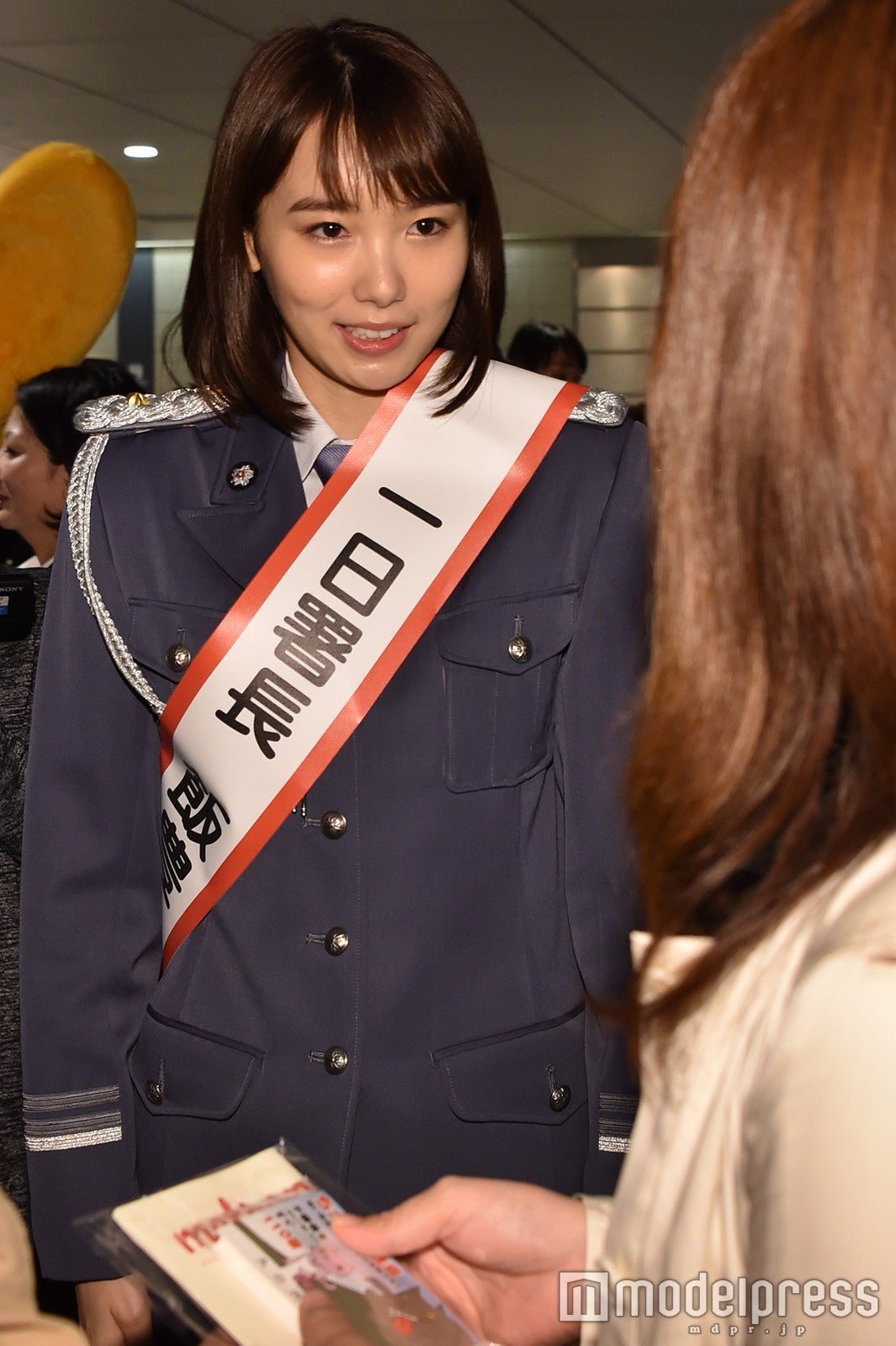 通行人にチラシを配布する飯豊まりえ （C）モデルプレス