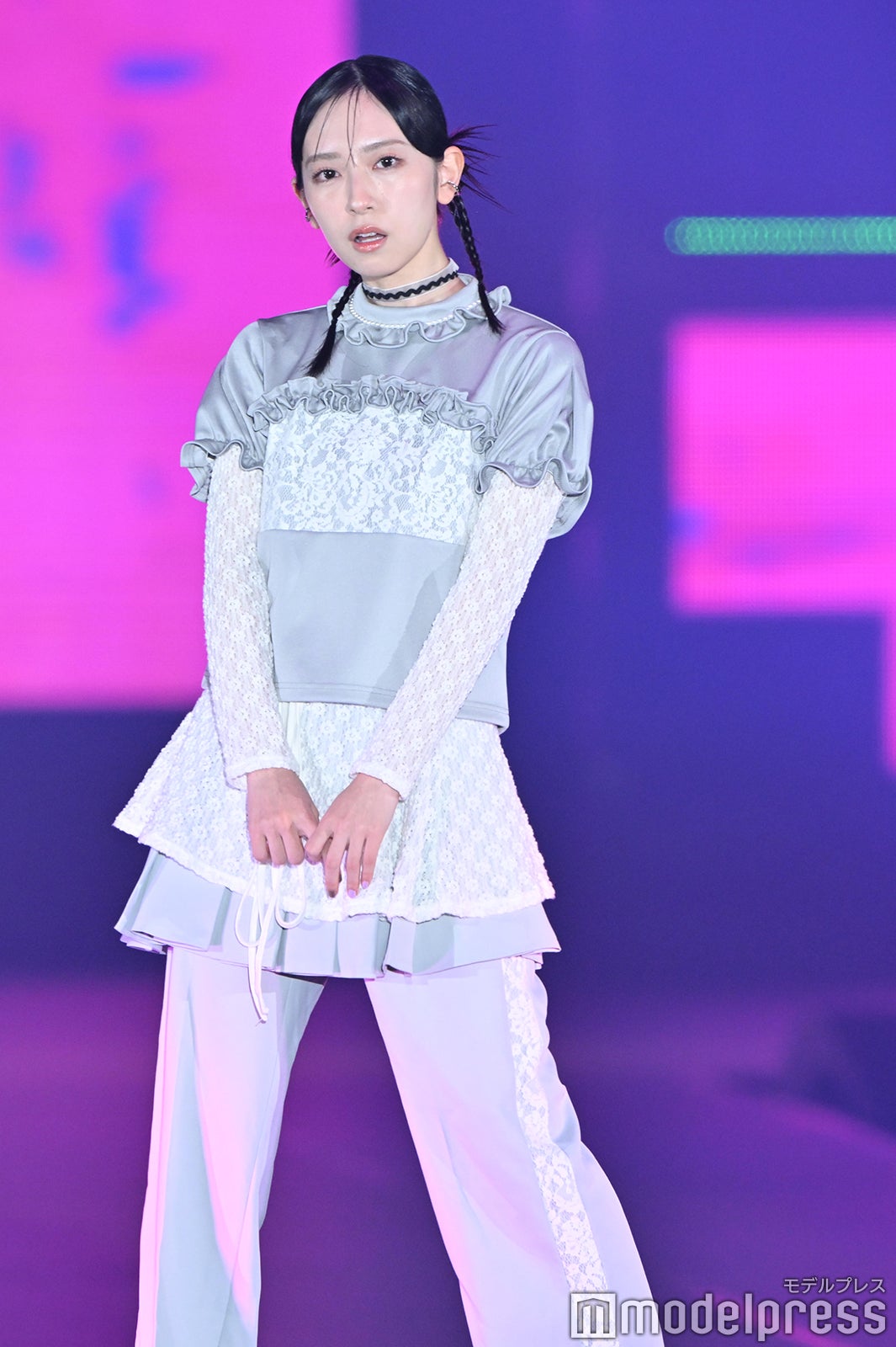 日向坂46金村美玖、フリルセットアップでトレンド感溢れる