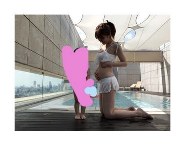 妊娠5ヶ月でビキニ姿を披露／熊田曜子オフィシャルブログ（Ameba）より【モデルプレス】