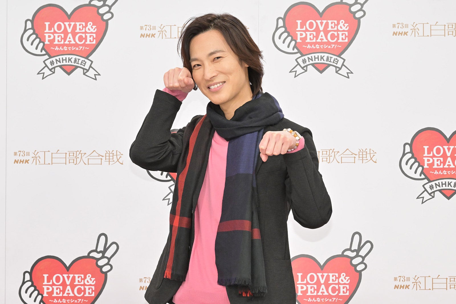 ＜紅白リハ1日目＞山内惠介、乃木坂46・ファイターズガールらに囲まれ“きつねダンス”「いい匂いがした」