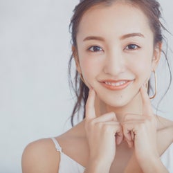 板野友美「手が届きそうで届かない甘く切ない気持ち…」