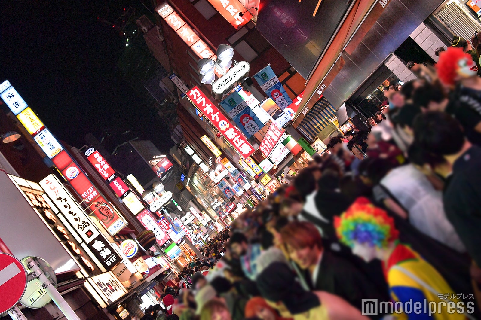 人で埋め尽くされた渋谷センター街／2018年10月27日午後20時頃撮影 （C）モデルプレス