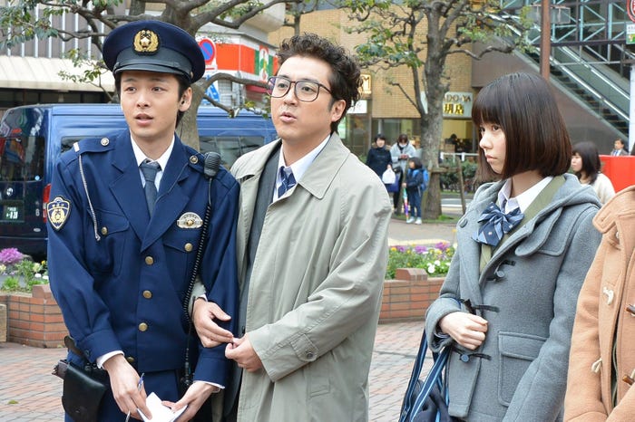 (左から)中村倫也、ムロツヨシ、島崎遥香(画像提供:Hulu)