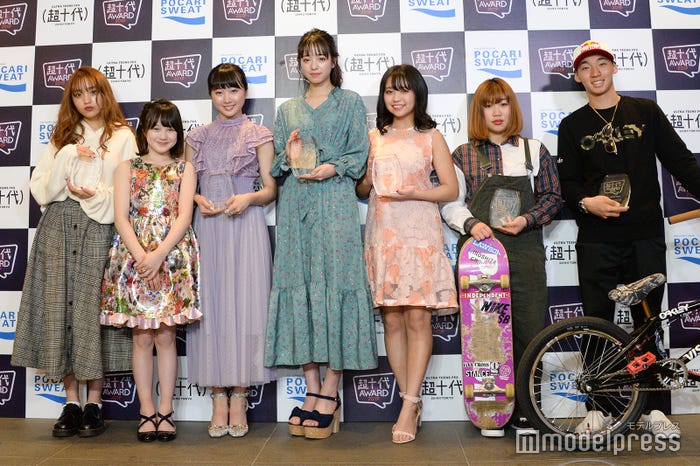 (左から)ねお、本田紗来、本田望結、横田真悠、大原優乃、中村貴咲(スケートボード)、中村輪夢(BMX) (C)モデルプレス