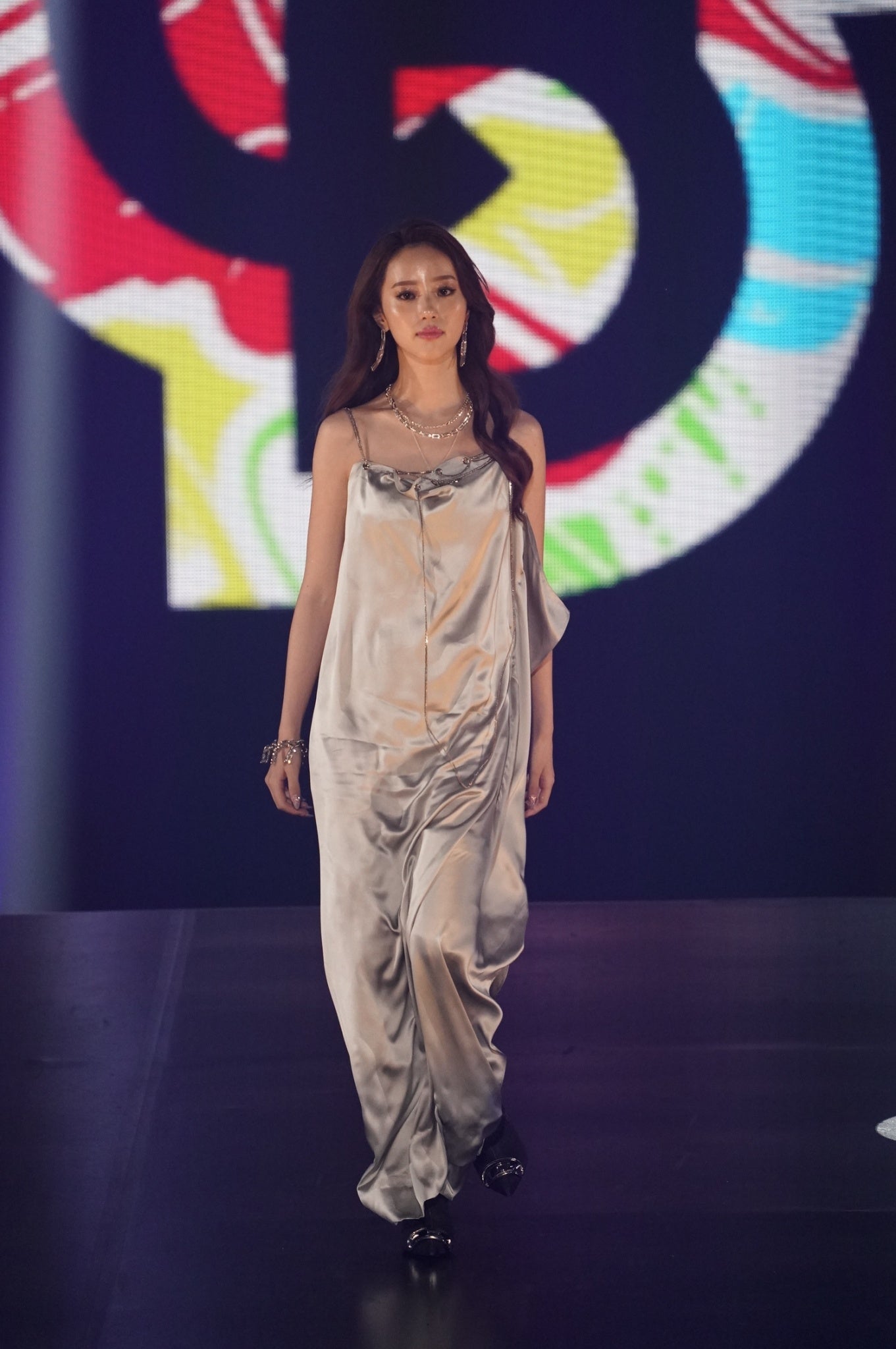 中町綾（C）上飯坂 一