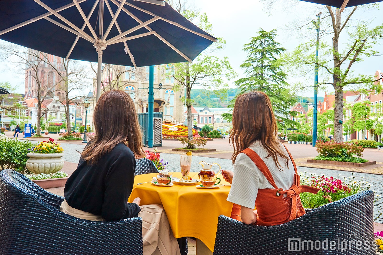 中心広場を眺めながらのんびり（C）モデルプレス