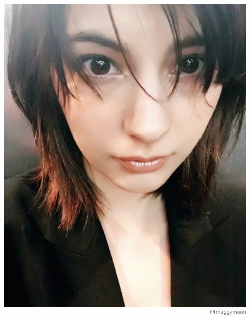 マギー、愛用コスメ公開で“自分メイク”紹介