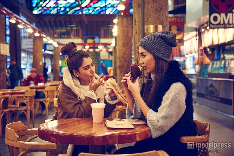 （左から）HARUE、TOMOE／グランビル・アイランドのパブリックマーケット