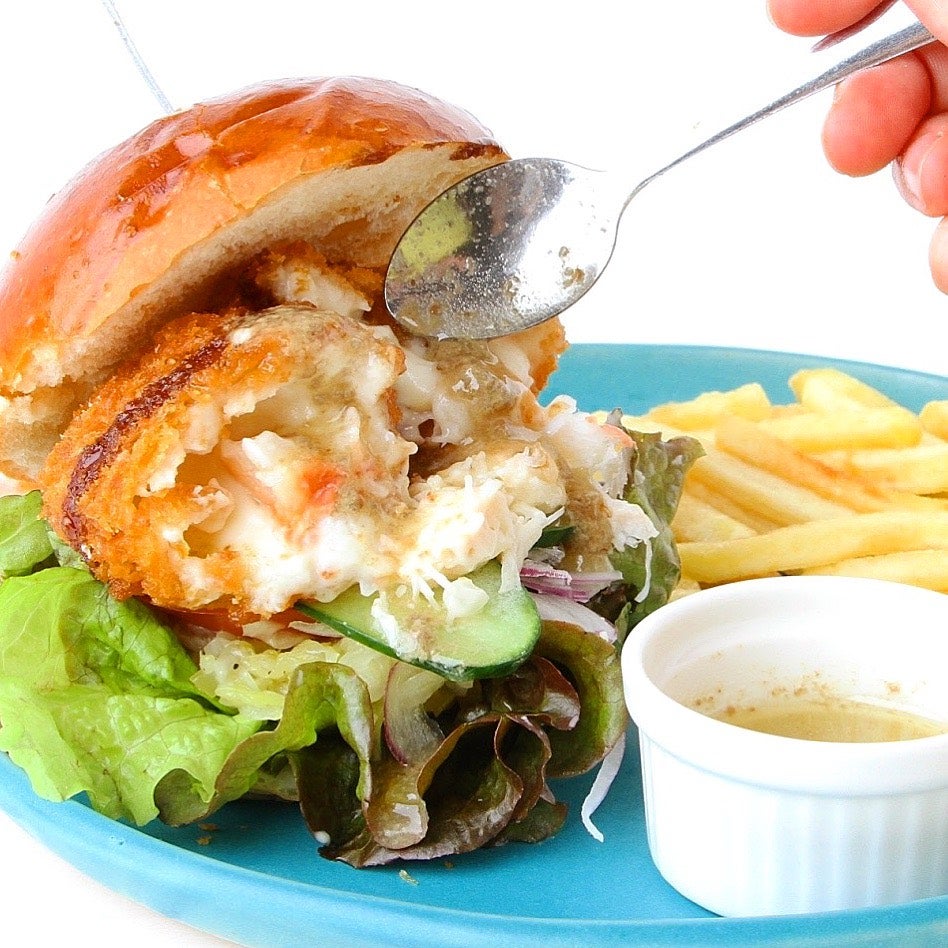 蟹味噌バターのカニコロバーガー／画像提供：CCC 蔦屋書店カンパニー