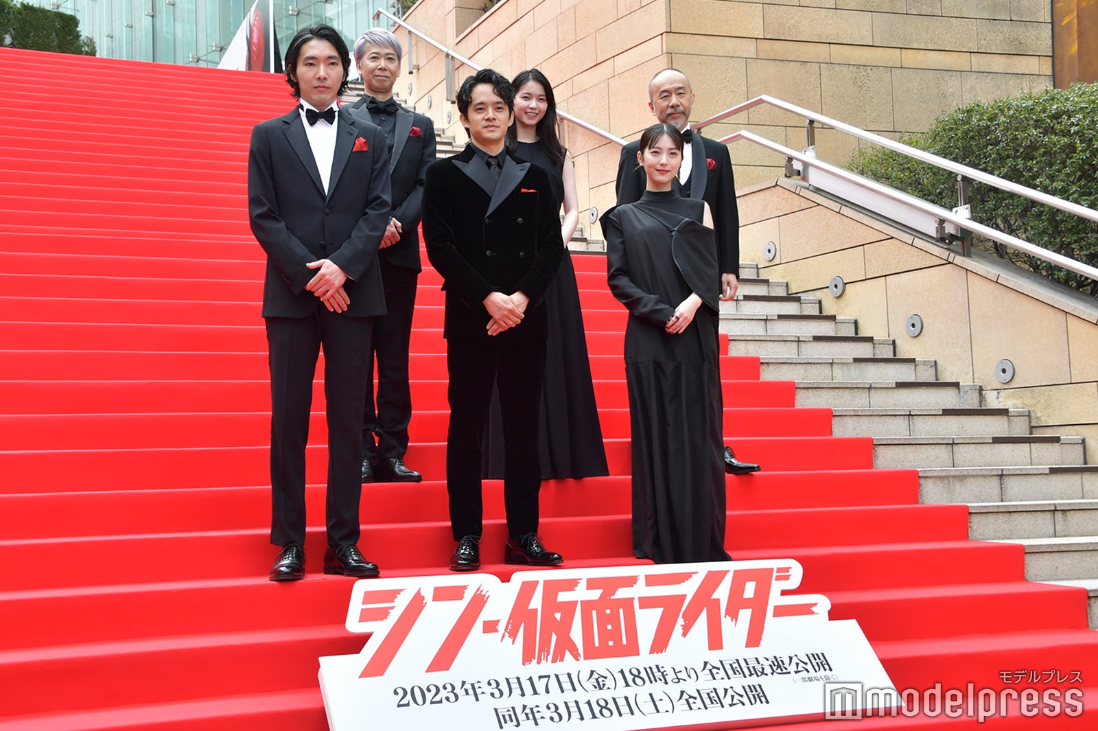 「シン・仮面ライダー」レッドカーペットに登場した（上段左から）手塚とおる、西野七瀬、塚本晋也（下段左から）柄本佑、池松壮亮、浜辺美波 （C）モデルプレス