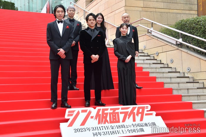 「シン・仮面ライダー」レッドカーペットに登場した(上段左から)手塚とおる、西野七瀬、塚本晋也(下段左から)柄本佑、池松壮亮、浜辺美波 (C)モデルプレス