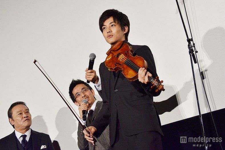 緊張した面持ちでヴァイオリンに触れる松坂桃李