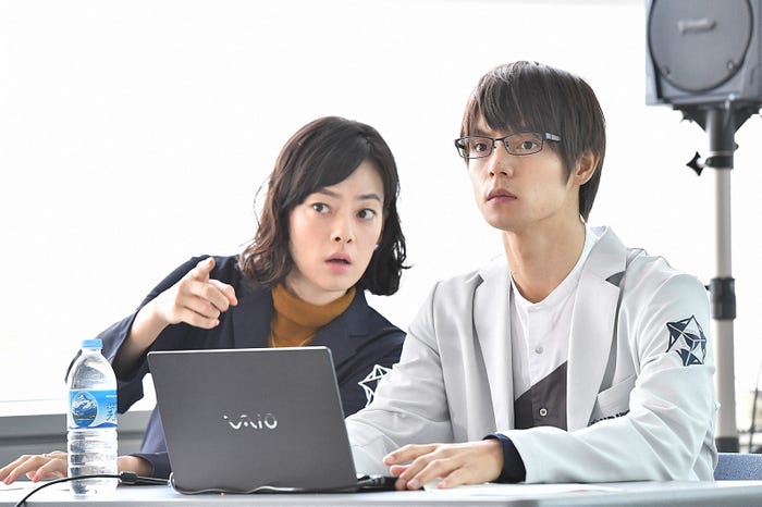 市川実日子、窪田正孝/「アンナチュラル」第4話より(C)TBS