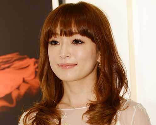 浜崎あゆみのビキニ姿に反響 バスト&くびれあらわに悩殺「パーフェクトボディー」