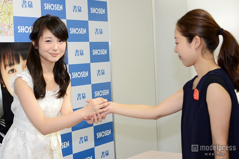 ファン300人と握手した浜辺美波