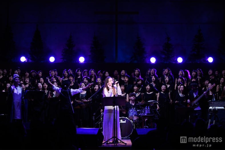 100名のゴスペル隊とコラボレーション