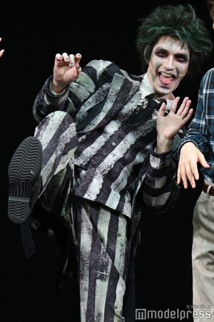 手を振るジェシー(C)モデルプレス