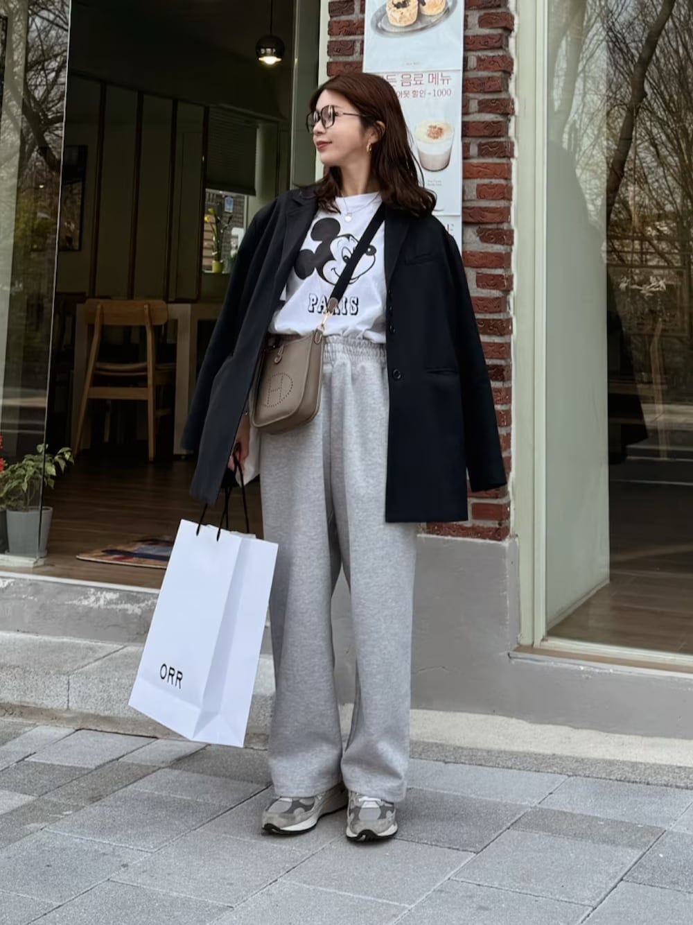 パンツの色を含めた「インナーコーデ」を同系色でそろえるのがポイント 出典:WEAR