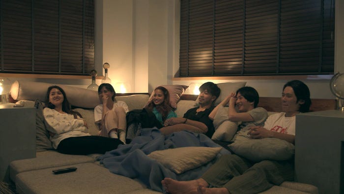 初回を全員で観るメンバー「TERRACE HOUSE TOKYO 2019-2020」6th WEEK(C)フジテレビ/イースト・エンタテインメント