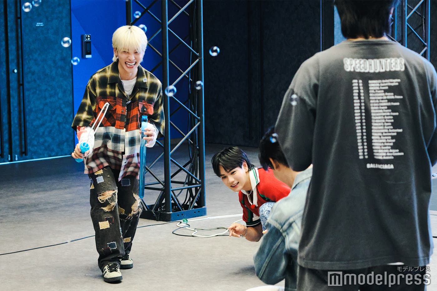 楽しそうにシャボン玉を作る川西と豆原(C)モデルプレス