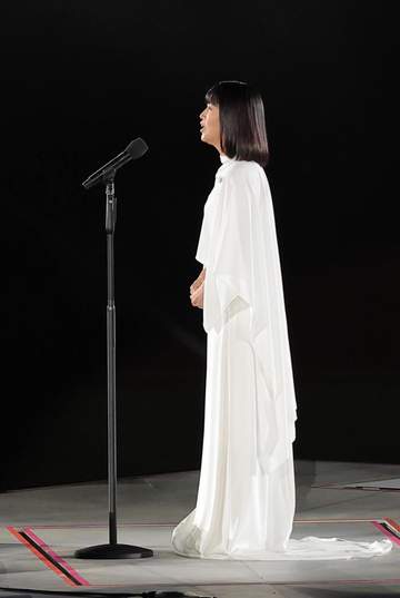 「超ビックリしたぁ」アジア大会閉会式、国歌独唱で登場の45歳美人女優に騒然「歌声素晴らしい」「見たことあると思ったら」