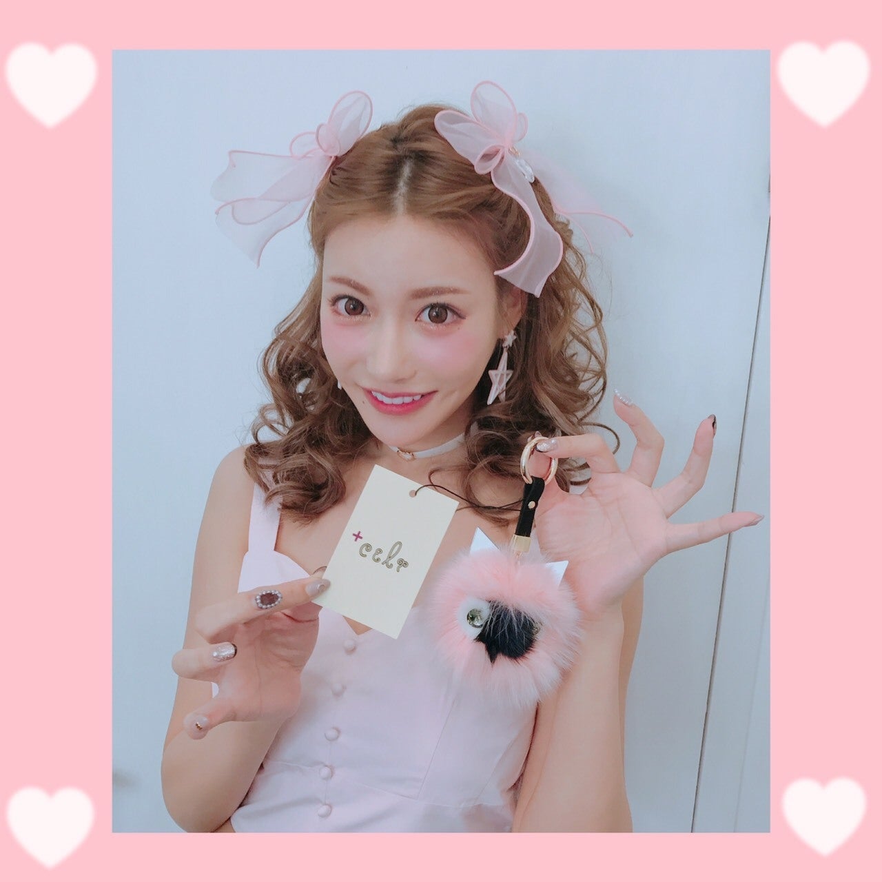 明日花キララと新作ファーチャーム（提供画像）