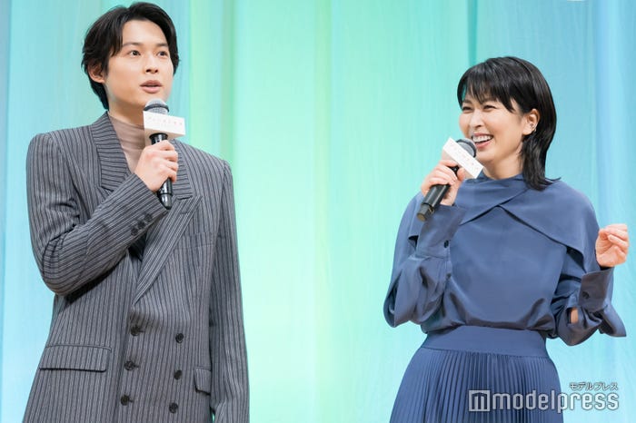 初共演で夫婦役の松村北斗、松たか子(C)モデルプレス
