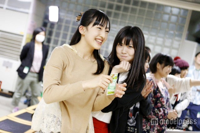 田島芽瑠、谷真理佳（C）AKS