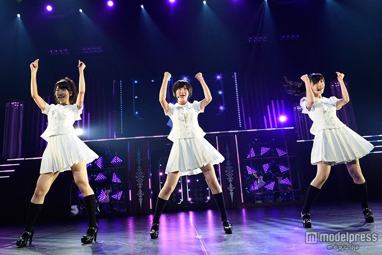 乃木坂46生駒里奈（中央）が迫力のパフォーマンス（C）AKS