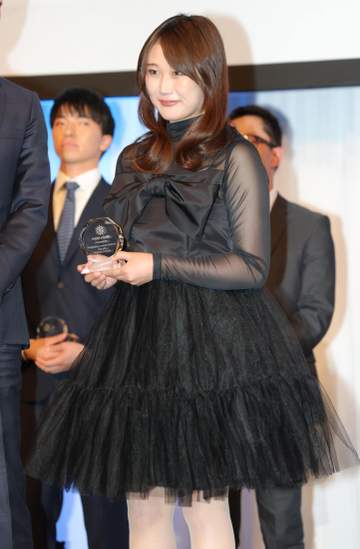 村瀬心椛は黒ドレス姿で会場魅了 ミラノ沸かせた女子アスリートが大変身 表彰式で次々登壇