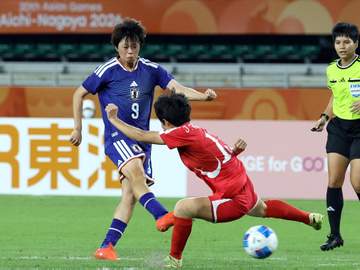 サッカー女子 3連覇狙う日本が1点リードで後半へ 2大会連続で北朝鮮との決勝 上野真実が技あり股抜きミドルで先制