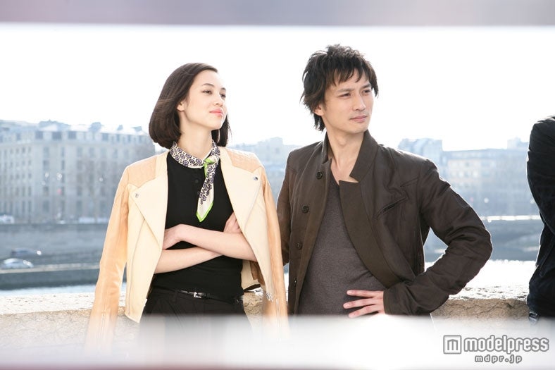 水原希子、安藤政信／資生堂「TSUBAKI」ヘッドスパ新CMメイキングショット