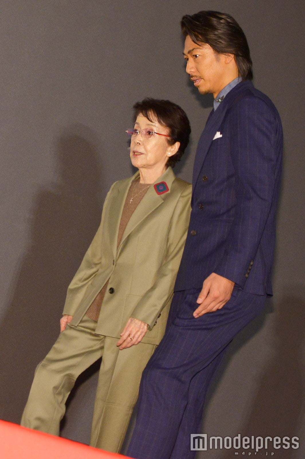 EXILE AKIRA、壇上から駆け下りエスコート 紳士的な気遣いが素敵