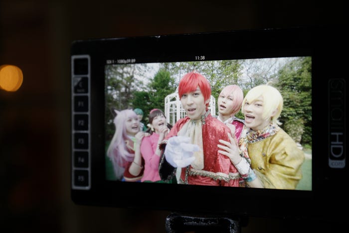 舞台『おそ松さんon STAGE~SIX MEN’S SHOW TIME~』F6の『Fo6ow Your Dreams!!!!!!』MV撮影より(C)赤塚不二夫/「おそ松さん」on STAGE製作委員会2020