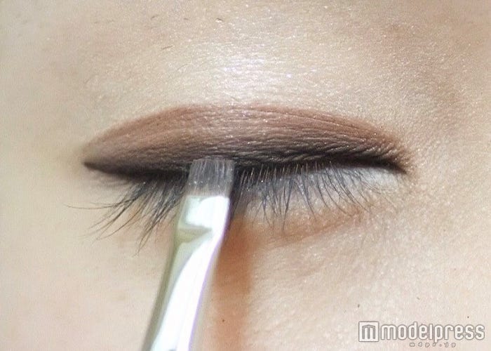 平筆でラインをぼかしてナチュラルに/写真:MAKO(C)モデルプレス