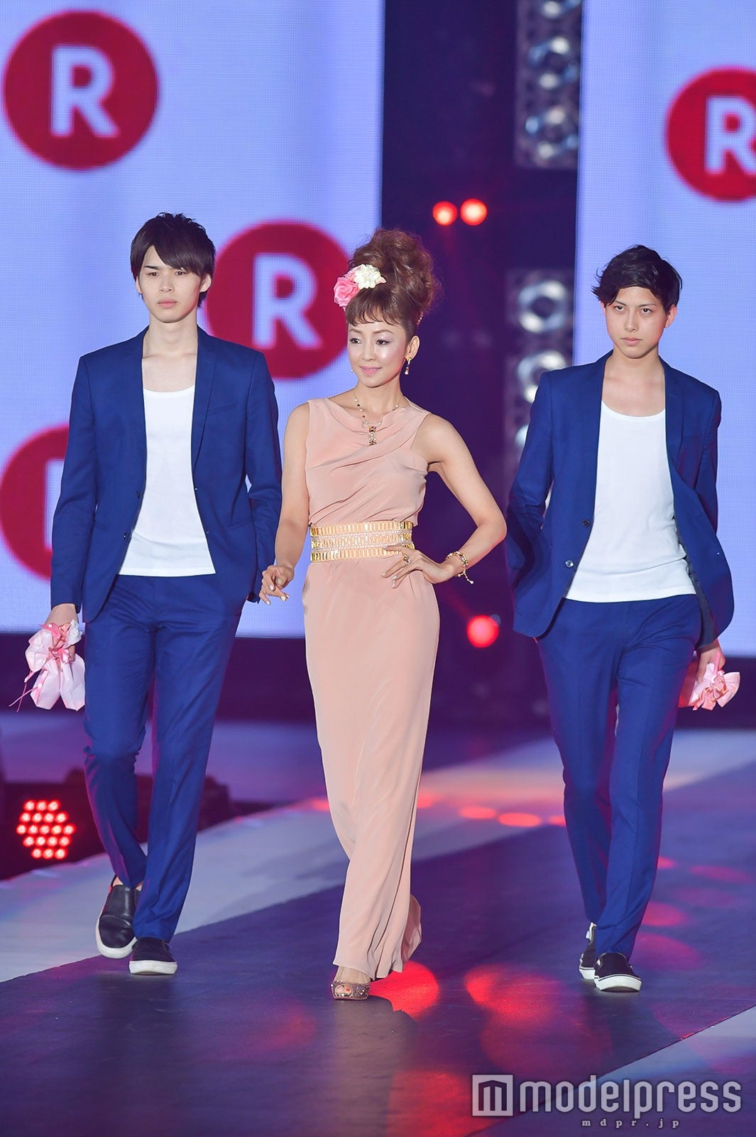 神田うの（中央）／（C）モデルプレス