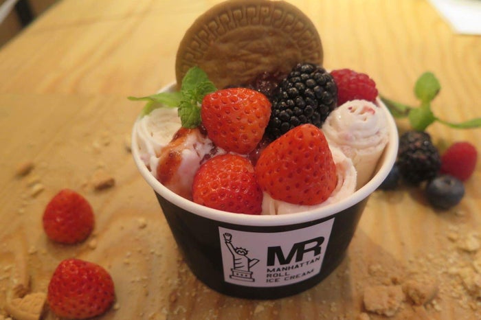 マンハッタンロールアイスクリーム（ストロベリー＆ベリー）1個850円／画像提供：近鉄百貨店