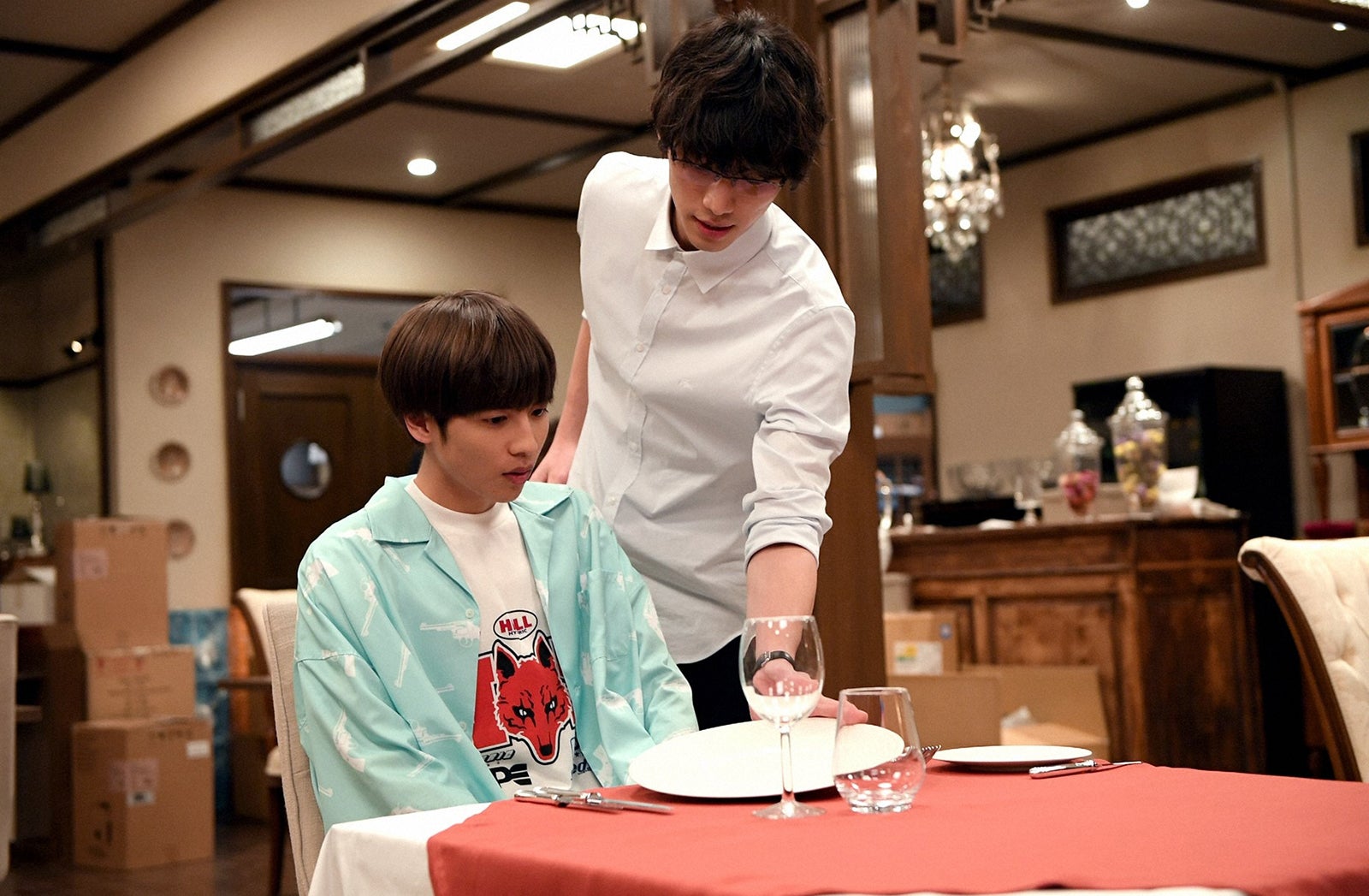 志尊淳、福士蒼汰／「Heaven？～ご苦楽レストラン～」第1話より（C）TBS