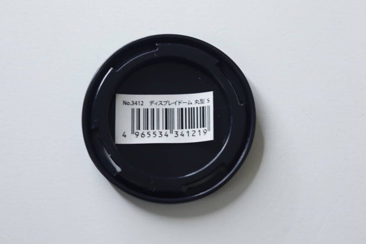 ディスプレイドームSの黒い台座の裏側。バーコードと商品情報シールが貼られている