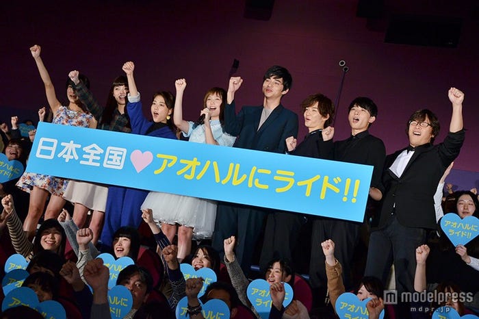 映画「アオハライド」初日舞台挨拶(左から)藤本泉、新川優愛、高畑充希、本田翼、東出昌大、千葉雄大、吉沢亮、三木孝浩監督